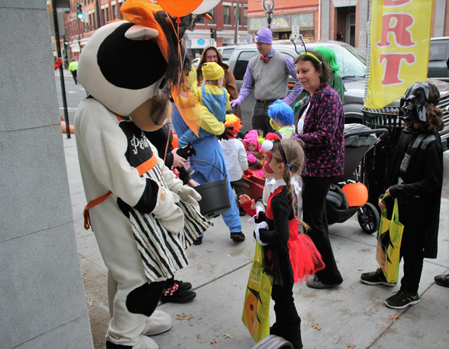The Sweet Tart Frozen Yogurt Café mascot giving out high-fives in addition to candy.   