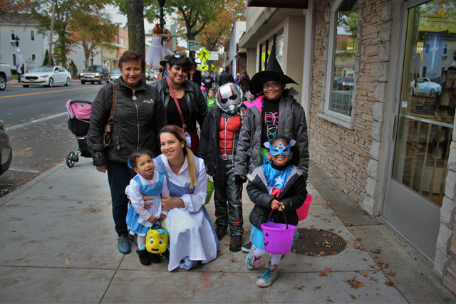 The Campbell family from Queens: Mya (Belle), Aurora (Belle), Peyton (Capitan America), Vanessa, Christina, Shane (Ant Man), and Imani (witch).