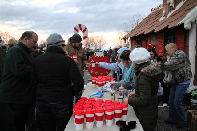 Local girl scouts distributing hot cocoa compliments of Riverhead BID. (Credit: Elizabeth Wagner)