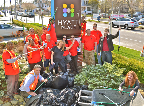 Volunteers cleaned up downtown yesterday in celebration of Earth Day. (Credit: Richard Liebert)