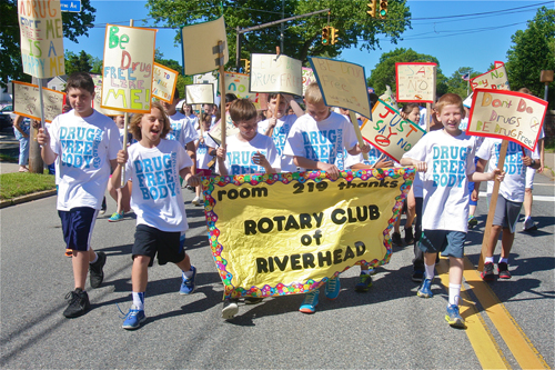 Over 700 fifth and sixth grade Pulaski Street Elementary School students marched for several blocks carrying signs and shouting "Say No" slogans. (Credit: Barbaraellen Koch photo)