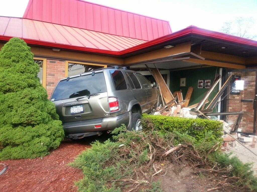 An SUV crashed into the Pizza Hut on Route 58 Friday afternoon. (Credit: Manny Velasquez)