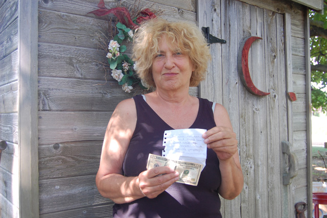 Laura Courtney with the note and $10 bill left at her house Monday. (Credit: Vera Chinese)