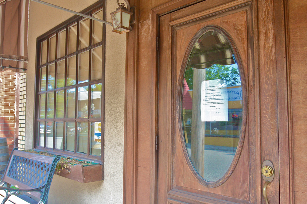 A sign remains on the front door of the Birchwood, which closed suddenly last month. (Credit: Barbaraellen Koch photo)