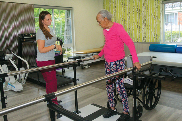 Director of rehabilitation Jennifer Harkins works with Acadia resident Geraldine Woodson. (Credit: Barbaraellen Koch)