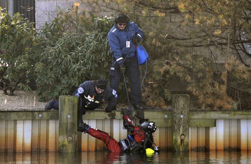 GIANNA VOLPE PHOTO | Southampton police divers search the Peconic River.