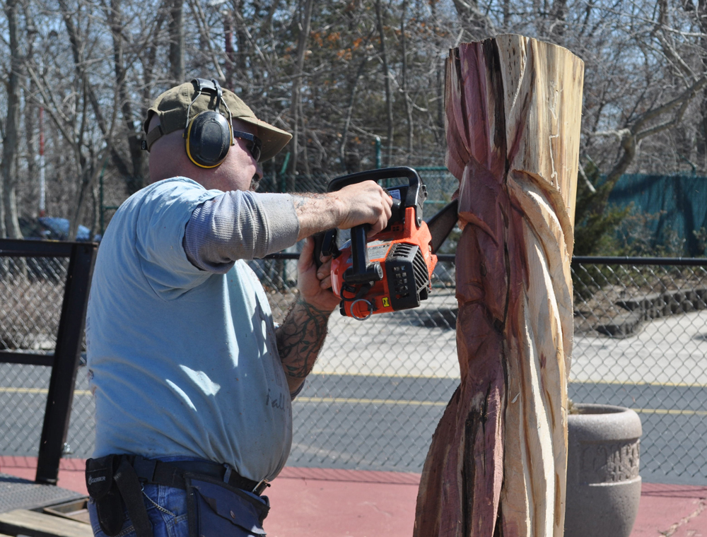 Wood carver Rich Anderson from Wading River gives a demonstration. (Credit: Vera Chinese)