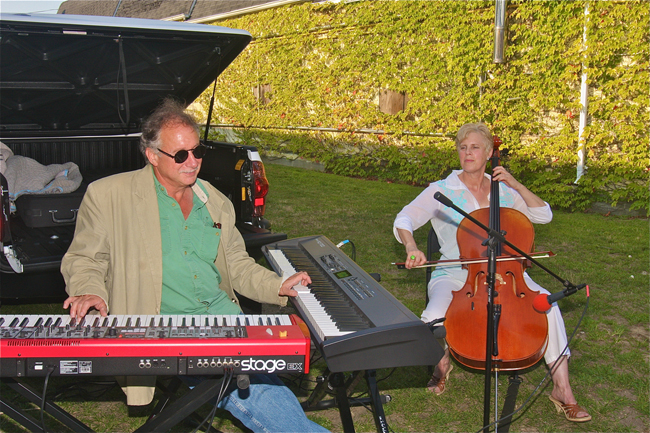 Musicians Corky Maul of New Suffolk and Jeannie Woelker of Cutchogue perform on East Main Street next to Barth's Drug Store. (Credit: Barbaraellen Koch)