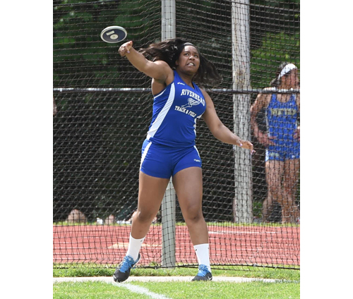 Riverhead's Ra'Shae Smith throws the discus. (Credit: Robert O'Rourk)