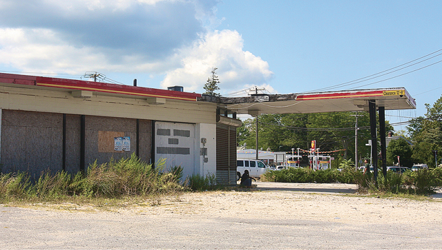 A gas station on Flanders Road just east of the Peconic Avenue traffic circle has remained vacant for several years. Town leaders are hoping that parcel, along with many others, will be redeveloped with assistance from a private developer. (Credit: Barbaraellen Koch)